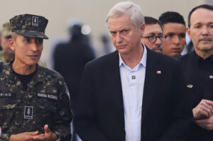 Chile leendő elnöke, Kast (középen) a CECOT „mega-börtönben” tett látogatásán El Salvadorban