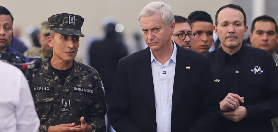 Chile leendő elnöke, Kast (középen) a CECOT „mega-börtönben” tett látogatásán El Salvadorban