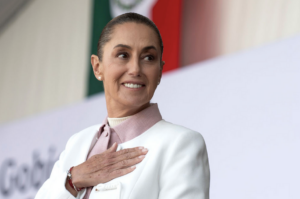 Claudia Sheinbaum egy mexikóvárosi rendezvényen. Az elnök diplomáciával, segélyszállítmányokkal és logisztikával támogatja Kubát