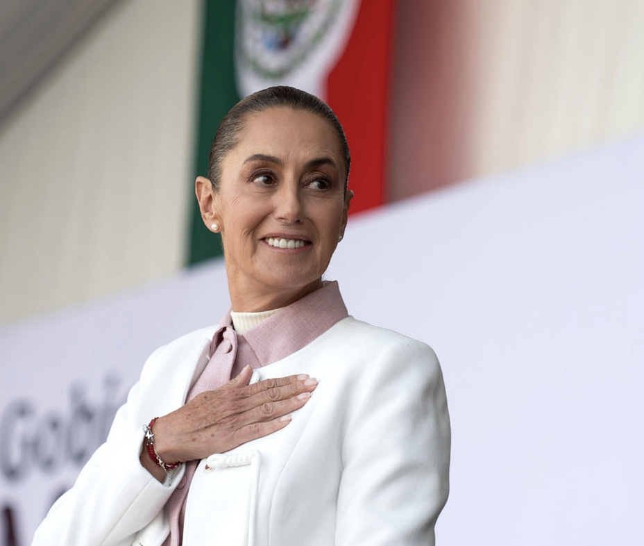 Claudia Sheinbaum egy mexikóvárosi rendezvényen. Az elnök diplomáciával, segélyszállítmányokkal és logisztikával támogatja Kubát