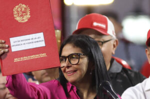 Delcy Rodríguez bemutatja a szénhidrogén-politika reformjáról szóló törvényt