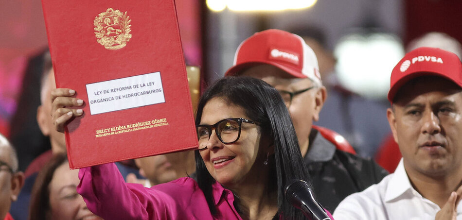 Delcy Rodríguez bemutatja a szénhidrogén-politika reformjáról szóló törvényt