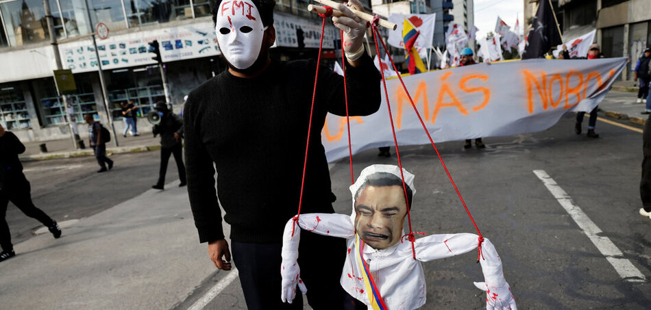 Ecuador elnöke a Nemzetközi Valutaalap bábja: Tiltakozás Noboa ellen Quitoban (2026. március 13.)