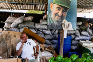 Egy kubai faszénkereskedő vásárlókat vár, nem pedig a rezsimváltást