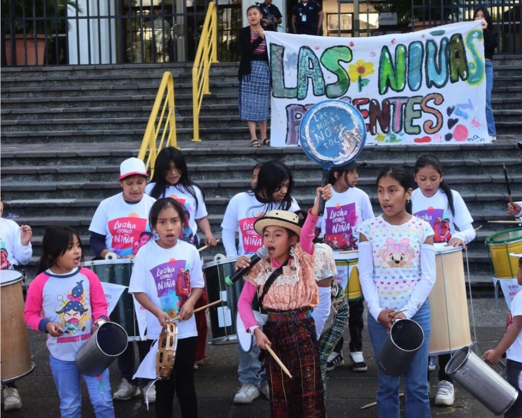 Harcolj, mint egy lány: tüntetés a nők elleni erőszak elleni nemzetközi napon Guatemala-városban 2025-ben