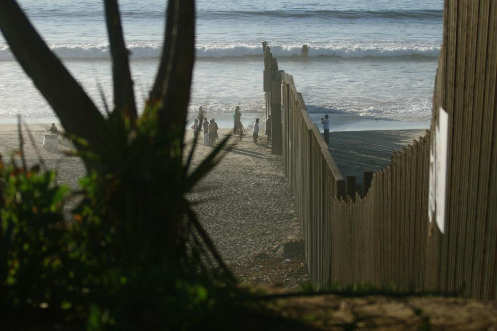 Miközben az USA szigorítja határait és kitoloncolja az illegális bevándorlókat, Trump együttműködést követel Mexikótól