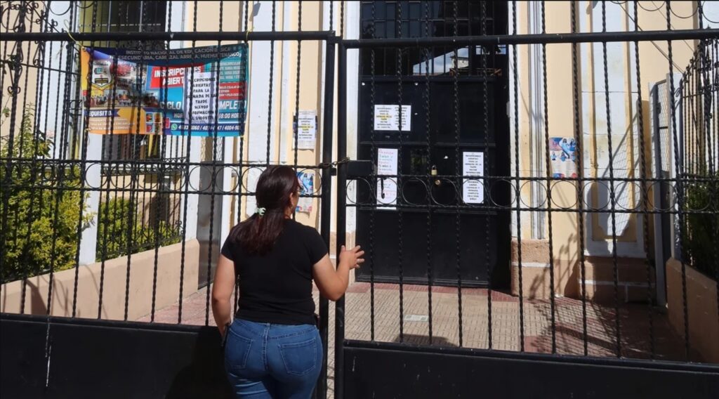 Ő volt a legjobb tanuló, de mint házasságon kívüli terhes, már nem vehetett részt az iskolai ünnepségen: Fátima egykori iskolája előtt Huehuetenangóban