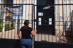 Ő volt a legjobb tanuló, de mint házasságon kívüli terhes, már nem vehetett részt az iskolai ünnepségen: Fátima egykori iskolája előtt Huehuetenangóban