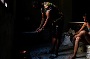 Összeomlott áramellátás: Jesus Rodriguez faszént gyújt a főzéshez