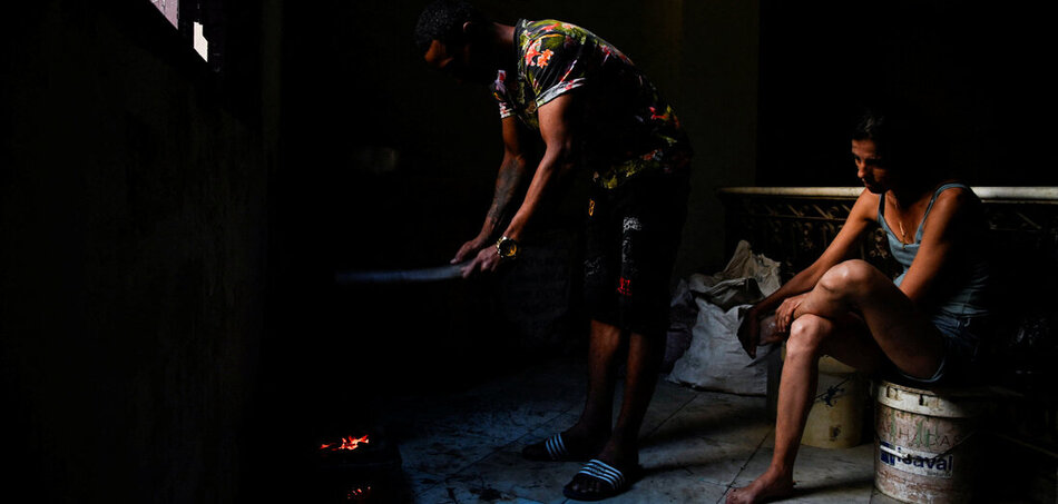 Összeomlott áramellátás: Jesus Rodriguez faszént gyújt a főzéshez