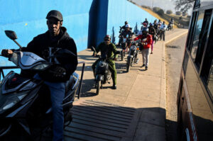 Speciális buszok szállítják az elektromos kétkerekű járműveket Kubában