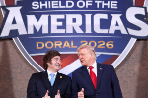 Tévéműsor vagy csúcstalálkozó? Milei (balra) és Trump esetében egyre inkább elmosódnak a határok