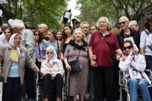 Tüntetés 2025. március 24-én a Plaza de Mayo-n Buenos Airesben a katonai puccs 49. évfordulója alkalmából