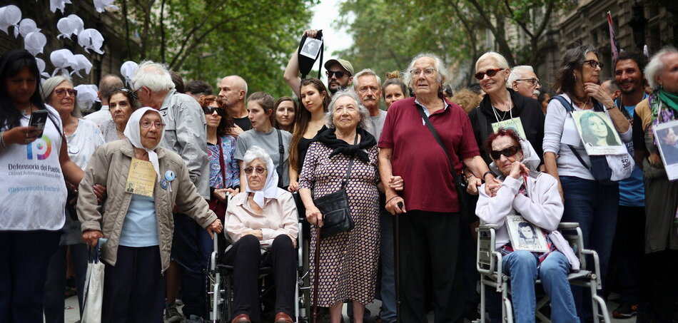 Tüntetés 2025. március 24-én a Plaza de Mayo-n Buenos Airesben a katonai puccs 49. évfordulója alkalmából