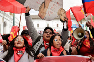 Tüntetés Daniel Noboa kormánya és a munkavállalók jogait érintő támadásai ellen, valamint az egészségügyi és oktatási rendszerhez való hozzáférésért