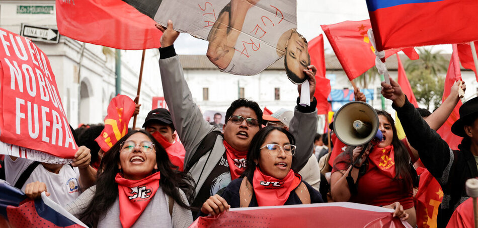 Tüntetés Daniel Noboa kormánya és a munkavállalók jogait érintő támadásai ellen, valamint az egészségügyi és oktatási rendszerhez való hozzáférésért