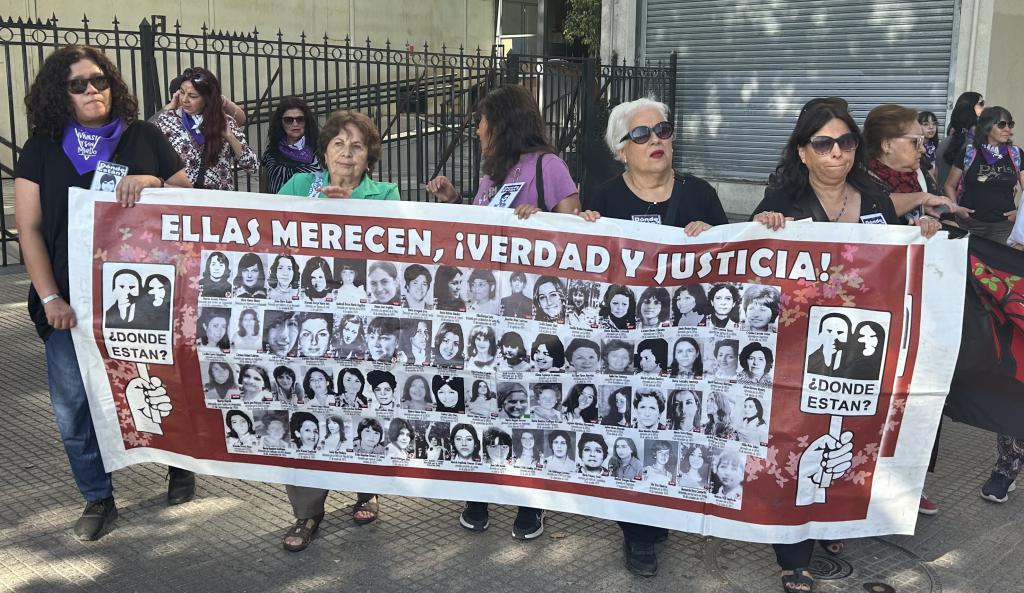 Tüntetők a diktatúra idején eltűnt emberek fényképeivel. Szerdán Pinochet nyílt támogatója lesz az elnök
