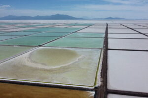 Amíg a szem ellát: lítiumkitermelés párolgással az Uyuni-sósivatagban