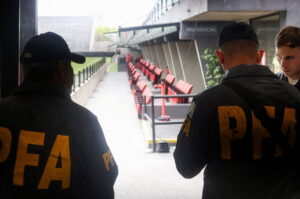 Milei szigorít: rendőrök razziáznak a Barracas Centralban