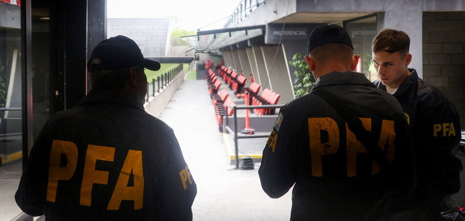 Milei szigorít: rendőrök razziáznak a Barracas Centralban