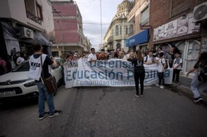 A Río Cuarto-i nemzeti egyetem alkalmazottai 2025 szeptemberében tüntetnek a közoktatási intézmények jogaiért és a méltányos bérekért