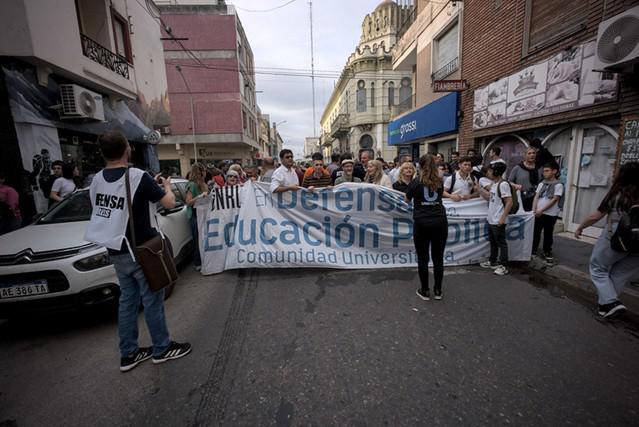 A Río Cuarto-i nemzeti egyetem alkalmazottai 2025 szeptemberében tüntetnek a közoktatási intézmények jogaiért és a méltányos bérekért