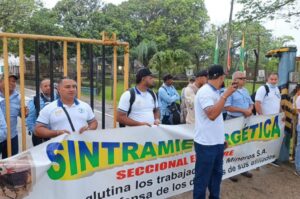 A Sintramienergética ipari szakszervezet tagjai egy tüntetésen