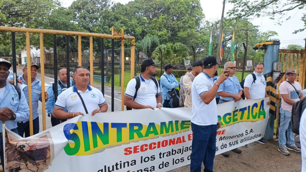 A Sintramienergética ipari szakszervezet tagjai egy tüntetésen