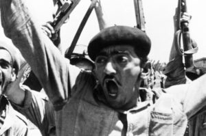 A forradalmi milícia tagjai ünneplik győzelmüket az Egyesült Államok által támogatott támadók felett