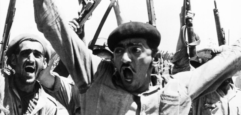 A forradalmi milícia tagjai ünneplik győzelmüket az Egyesült Államok által támogatott támadók felett