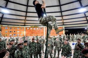 Amikor a baloldal volt a célpont, – mielőtt a baloldali Gustavo Petro lett az elnök – Washington és Bogotá között nem volt semmi gond. Kolumbiai és amerikai katonák pózolnak egy közös katonai gyakorlaton a Tolemaida légitámaszponton