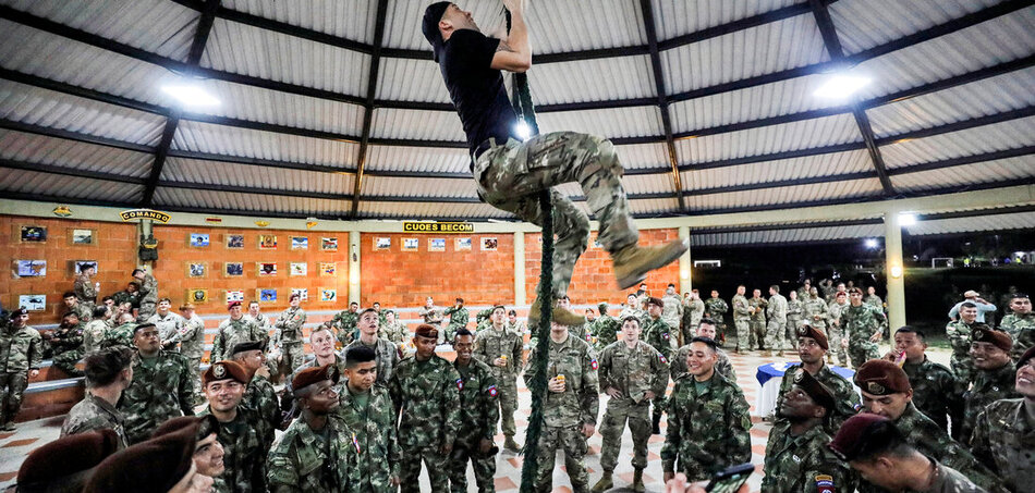 Amikor a baloldal volt a célpont, – mielőtt a baloldali Gustavo Petro lett az elnök – Washington és Bogotá között nem volt semmi gond. Kolumbiai és amerikai katonák pózolnak egy közös katonai gyakorlaton a Tolemaida légitámaszponton