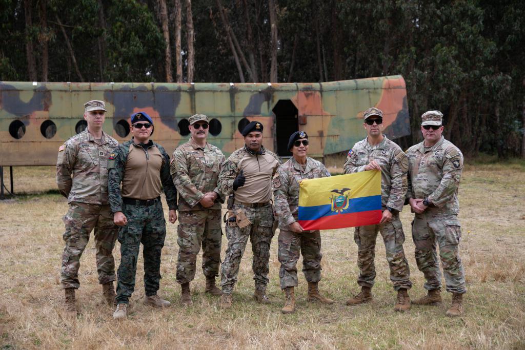 Az ecuadori 9. különleges erők dandárjának tagjai átadják az ecuadori zászlót a Kentucky Nemzeti Gárda tagjainak