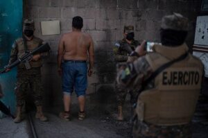 Egy feltételezett bandatag letartóztatása