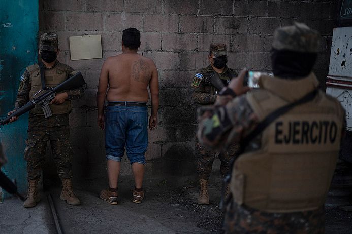 Egy feltételezett bandatag letartóztatása