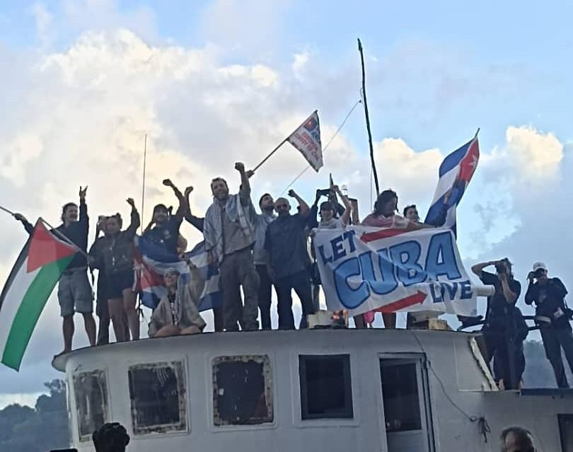 „Hagyjátok élni Kubát” – a szolidaritási flotta egyik hajója megérkezett Kubába