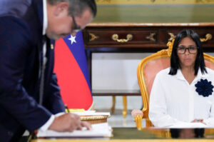 Hétfőn írta alá az ideiglenes elnök egy újabb megállapodást az amerikai olajóriás Chevronnal