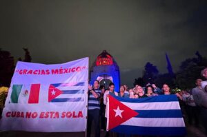 „Kuba nincs egyedül”. Rendezvény a forradalmi emlékműnél Mexikóvárosban