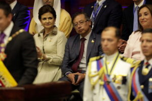 Szimbolikus kép: Peru puccsal hatalomra került elnöke, Boluarte örül Noboával, Petro pedig szkeptikusan tekint a jövőbe