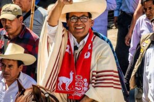 Roberto Sánchez egy választási kampányrendezvényen az Andokban: megjelenésében és stílusában Pedro Castillo volt elnökre emlékeztet