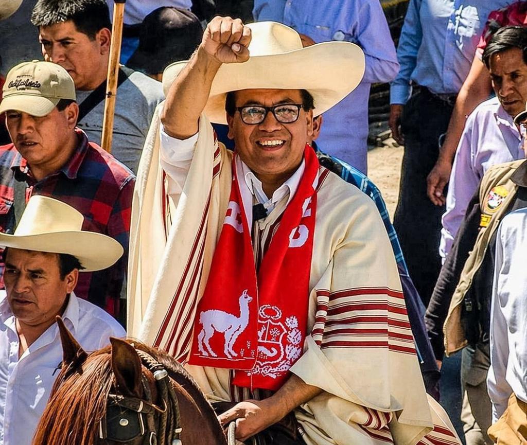 Roberto Sánchez egy választási kampányrendezvényen az Andokban: megjelenésében és stílusában Pedro Castillo volt elnökre emlékeztet