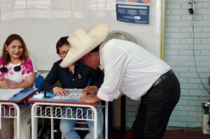 Roberto Sánchez vasárnap szavazás közben. A baloldali jelölt jelenleg szoros versenyben van a második fordulóba jutásért