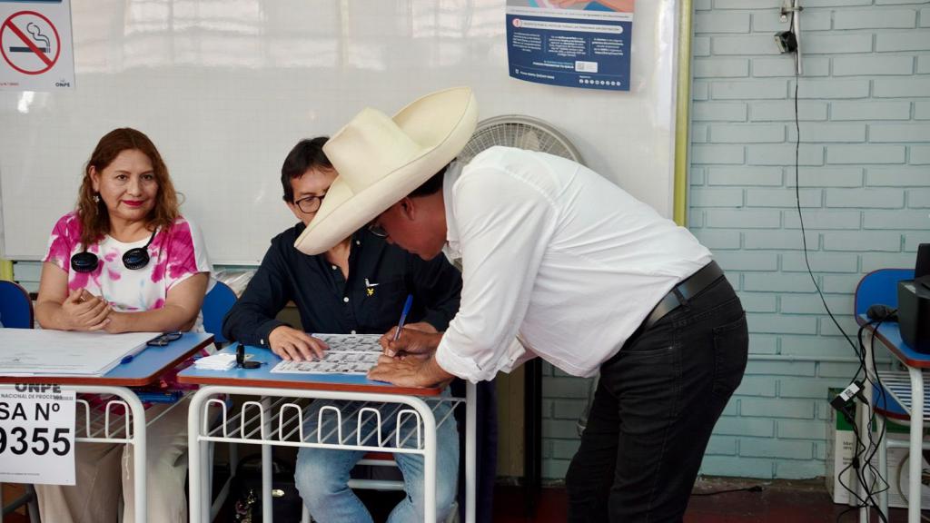 Roberto Sánchez vasárnap szavazás közben. A baloldali jelölt jelenleg szoros versenyben van a második fordulóba jutásért