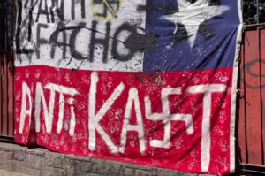 Transzparens Santiago de Chilében: „Antifasiszta. Anti-Kast”