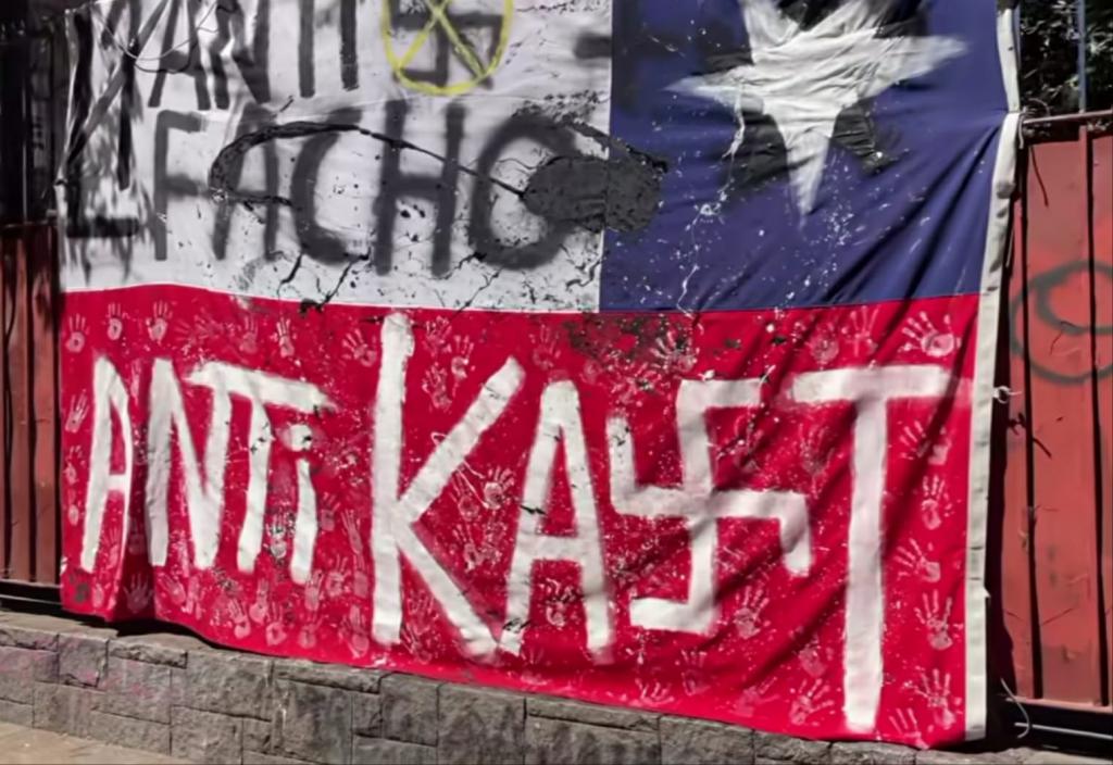 Transzparens Santiago de Chilében: „Antifasiszta. Anti-Kast”