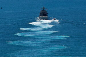 Úgy tűnik, Trump nem akar a gazdasági kényszerintézkedéseknél megállni, haderejét is bevetésre készíti