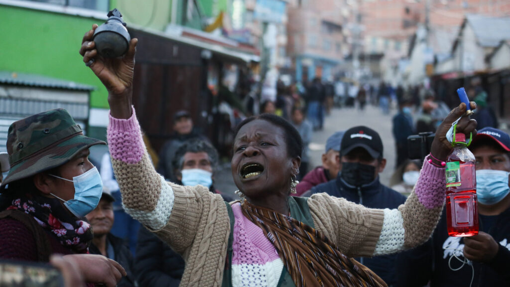 Könnygázgránátokkal: rendőri erőszak Morales támogatói ellen La Paz utcáin