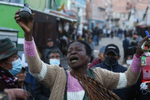 Könnygázgránátokkal: rendőri erőszak Morales támogatói ellen La Paz utcáin