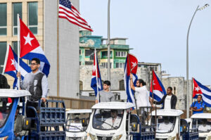 Antiimperialista tüntetés: zászlófelvonulás elektromos járművekkel az amerikai nagykövetség előtt Havannában