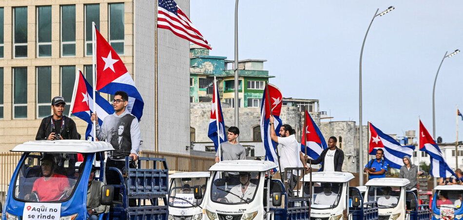 Antiimperialista tüntetés: zászlófelvonulás elektromos járművekkel az amerikai nagykövetség előtt Havannában